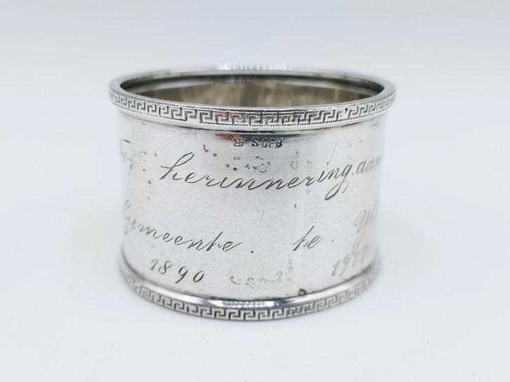 Zilveren servetring met gravering uit IJlst, 1890 - 1917, Antiek en Kunst, Antiek | Goud en Zilver, Zilver, Verzenden