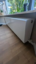 Radiatoren met witte ombouw, Doe-het-zelf en Verbouw, Verwarming en Radiatoren, Ophalen, 30 tot 80 cm, Gebruikt, Radiator