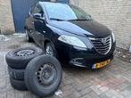 Lancia Ypsilon 0.9 Twinair 85PK 2011 + WINTERBANDEN SET, Auto's, Lancia, Voorwielaandrijving, Euro 5, Alcantara, Zwart
