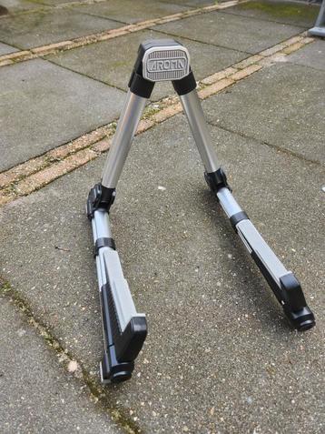 Gitaarstandaard voor akoestische gitaar beschikbaar voor biedingen
