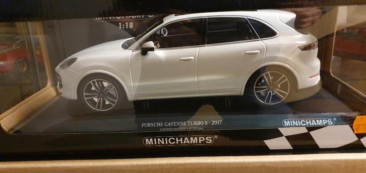 Minichamps 1/18 Porsche Cayenne Turbo S 2017 wit, Hobby en Vrije tijd, Modelauto's | 1:18, Zo goed als nieuw, Auto, MiniChamps