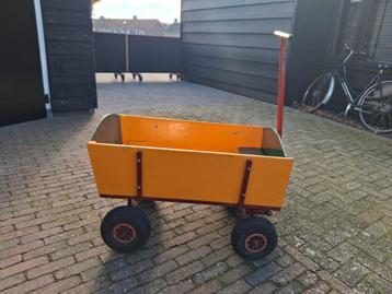 Houten bolderkar beschikbaar voor biedingen