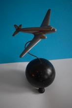 luchtvaart metalen model DC-3 boven (wereld)bol., Verzamelen, Verzenden, Gebruikt, Overige typen