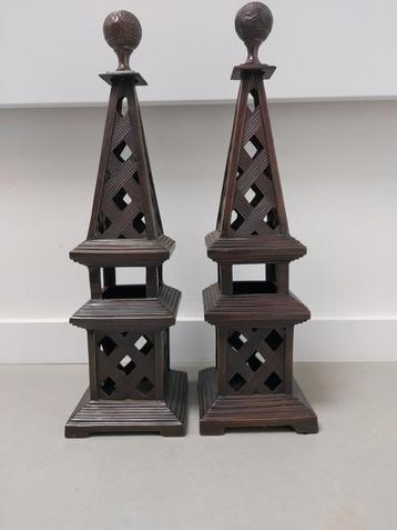 2 Stuks metalen Obelisk beschikbaar voor biedingen