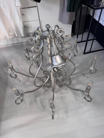 8-armige zilverkleurige kroonluchter met kristallen pendants beschikbaar voor biedingen