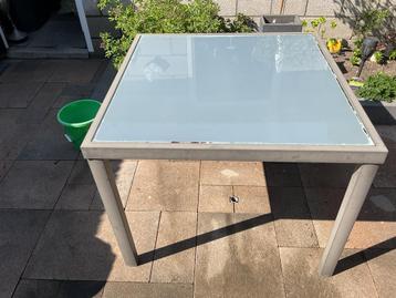 Tuintafel met glazen blad. beschikbaar voor biedingen