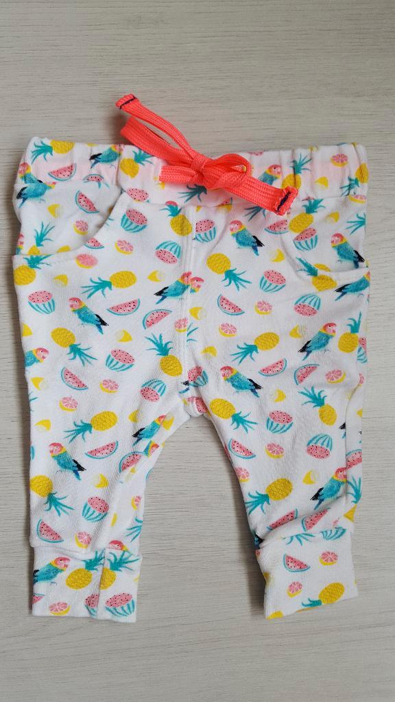 Wit broekje met ananassen & papagaaien van Prenatal, maat 56, Kinderen en Baby's, Babykleding | Maat 56, Zo goed als nieuw, Meisje