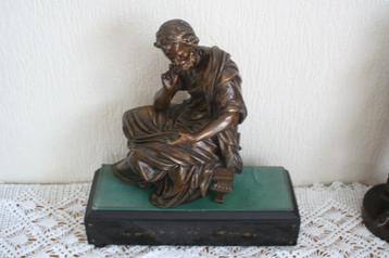 Antiek mooie beeld rond 1921 gemaakt voor op een oud klok   beschikbaar voor biedingen