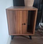 Donker bruin houten nachtkastje, kastje
op zwarte pootjes, Ophalen, Minder dan 45 cm, Zo goed als nieuw, Minder dan 55 cm