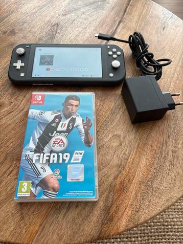 Nintendo Switch Lite Grijs + FIFA 19 beschikbaar voor biedingen
