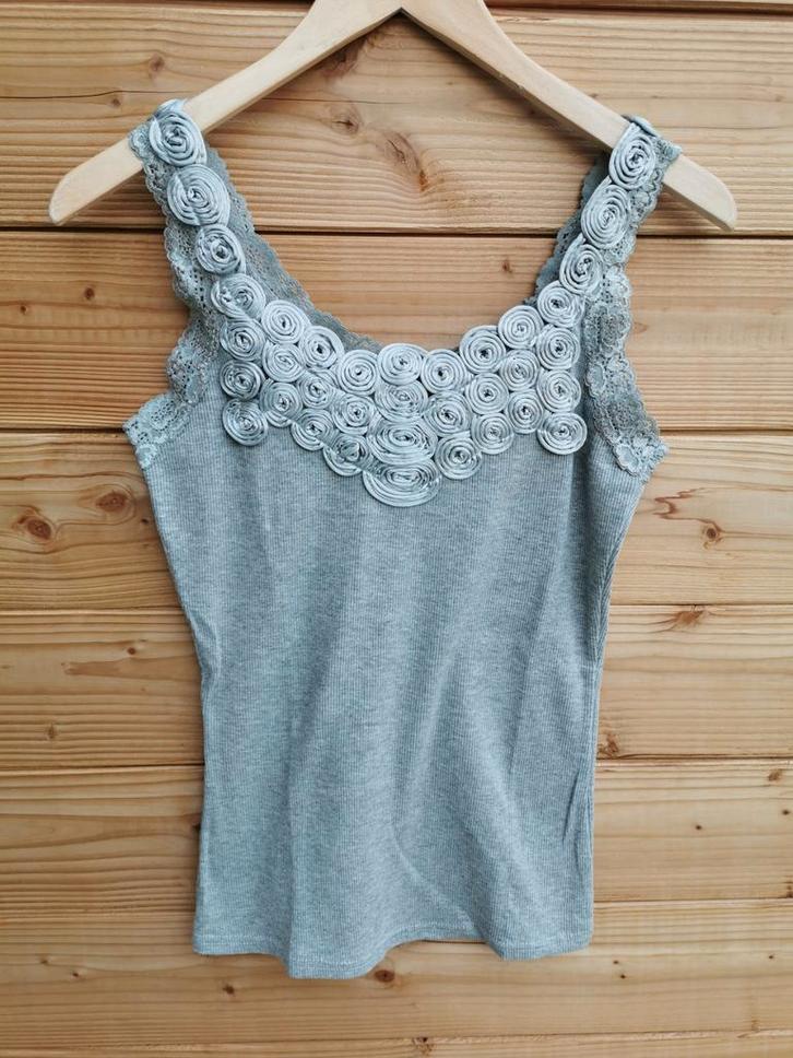 Top met satijnachtige bloemen mt. M, Kleding | Dames, Tops, Nieuw, Maat 38/40 (M), Grijs, Zonder mouw, Verzenden