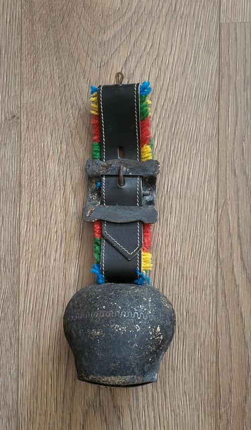 Oude koeienbel met zwarte leren band en gesp - souvenir, Antiek en Kunst, Curiosa en Brocante, Ophalen of Verzenden