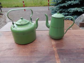 Te koop een waterketel en een koffiekan, groen geëmailleerd. beschikbaar voor biedingen