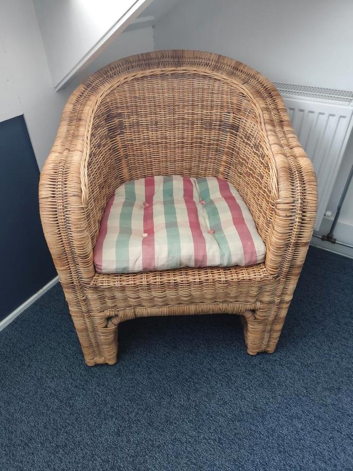 Rieten fauteuil met kussen, Huis en Inrichting, Stoelen, Gebruikt, Eén, Riet of Rotan, Stof, Bruin, Ophalen