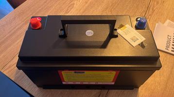 Splinternieuw lithium 100 ampere accu met lader beschikbaar voor biedingen