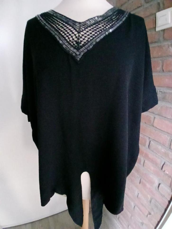H) Zwart shirt met  decoratieve halslijn XL 42/44, Kleding | Dames, T-shirts, Zo goed als nieuw, Maat 42/44 (L), Zwart, Korte mouw