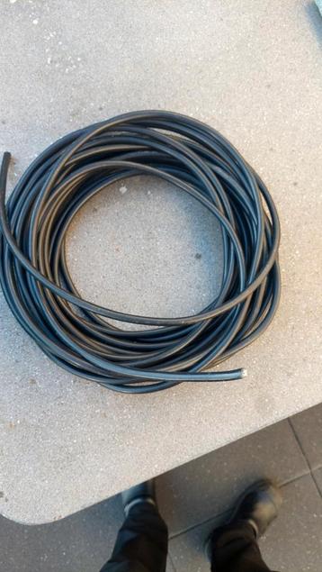 Zwarte 3-aderige kabel beschikbaar voor biedingen