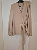 Beige satijnen wikkelblouse (maat S), nieuw nooit gedragen, Kleding | Dames, Beige, Nieuw, Ophalen of Verzenden, Maat 36 (S)
