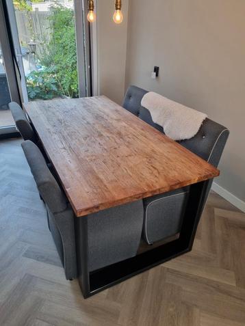 Eettafel van Teak hout, stalen poten met stoelen beschikbaar voor biedingen