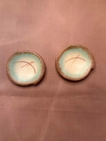 Twee Aardewerk Schoteltjes beschikbaar voor biedingen