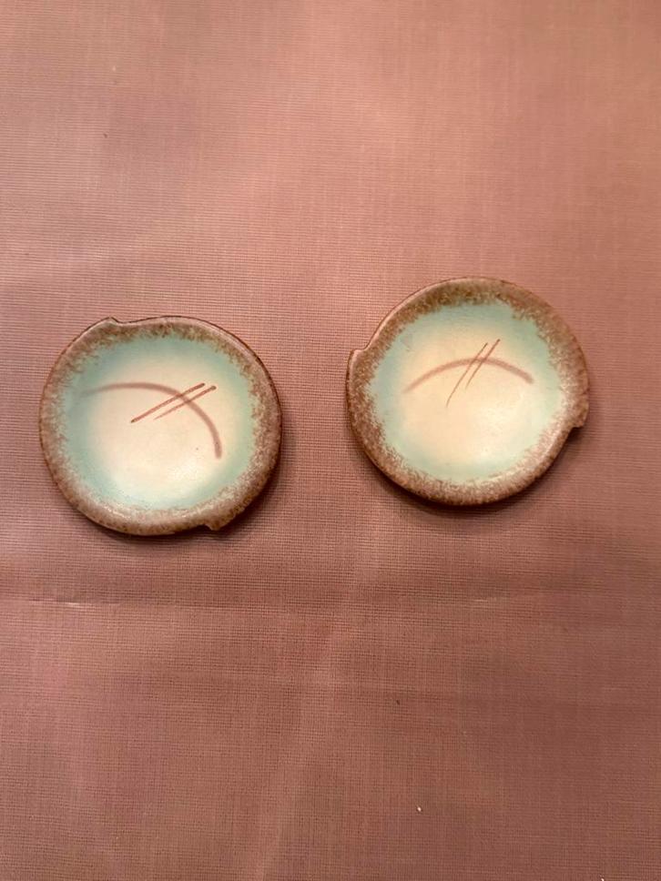 Twee Aardewerk Schoteltjes, Huis en Inrichting, Keuken | Servies, Gebruikt, Bord(en), Overige stijlen, Aardewerk, Ophalen