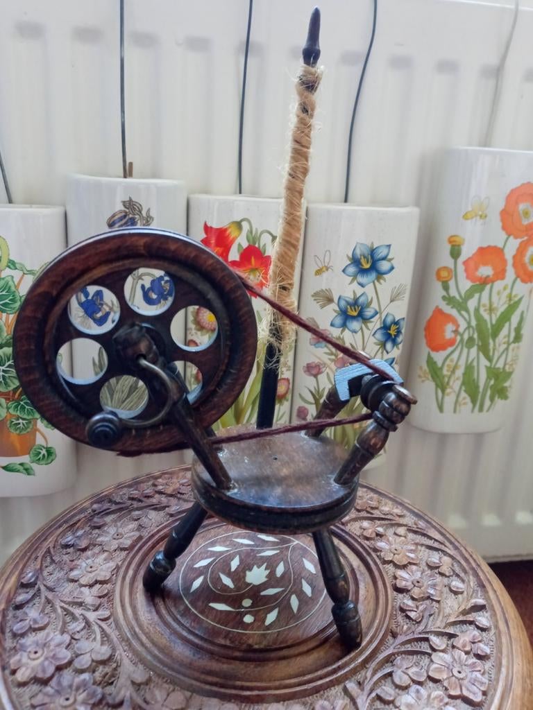 Mooi klein oud houten spinnewiel, Verzenden