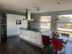 Keuken met eiland en tafel met stoelen, Ophalen, Gebruikt, Wit, Overige typen