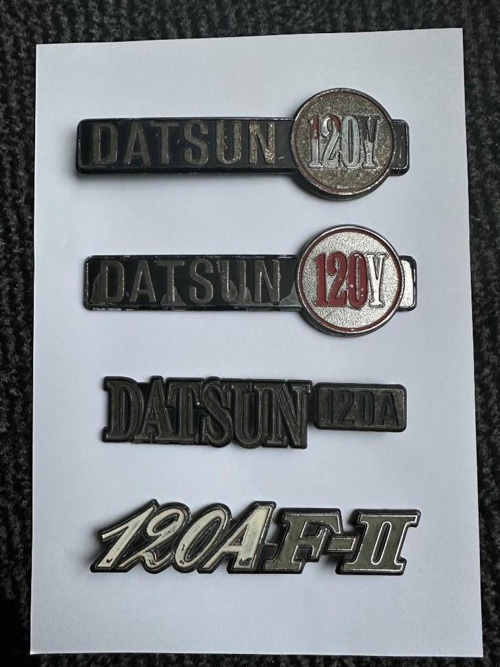 4 x Embleem DATSUN 120A F-II Datsun 120Y emblemen., Verzamelen, Merken en Reclamevoorwerpen, Gebruikt, Gebruiksvoorwerp, Ophalen of Verzenden