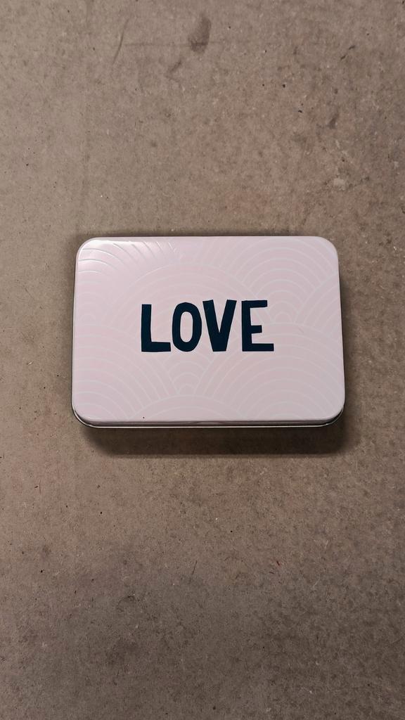 Liefdevolle metalen doos, Huis en Inrichting, Woonaccessoires | Kisten, Nieuw, Minder dan 50 cm, Minder dan 50 cm, Ophalen of Verzenden