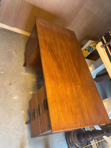 Vintage Bureau met Laatjes en Slot beschikbaar voor biedingen