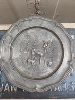 Tinnen wandbord ree met kalf, Antiek en Kunst, Antiek | Tin, Ophalen of Verzenden