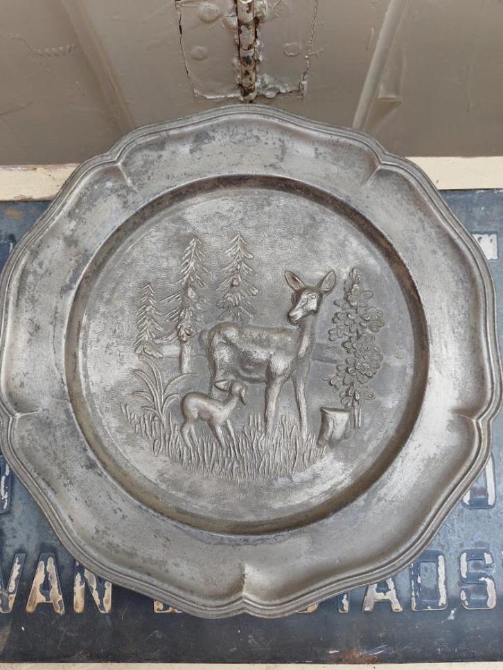 Tinnen wandbord ree met kalf, Antiek en Kunst, Antiek | Tin, Ophalen of Verzenden