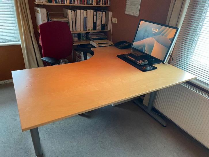 Ruim bureau van Ikea, Huis en Inrichting, Bureaus, Gebruikt, Bureau, Ophalen