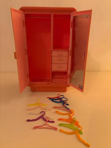 Barbie Kledingkast met Hangers beschikbaar voor biedingen