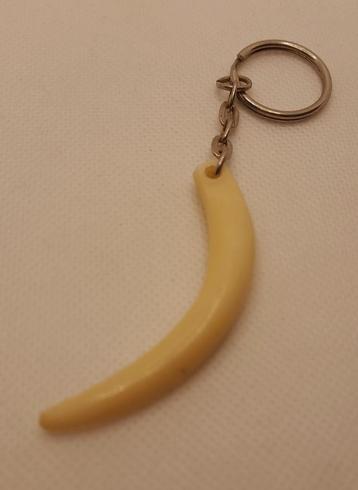 Oude jaren 60 - 70 sleutelhanger slagtand (plastic)  beschikbaar voor biedingen