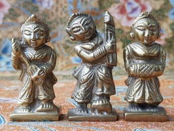 Drie mooie oude koperen beeldjes van muzikanten 6,8 cm. beschikbaar voor biedingen
