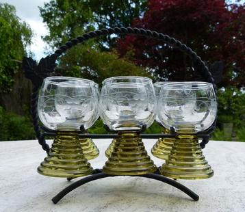 6 Roemers Likeur Glaasjes op Groen voetje in Metalen Rek  beschikbaar voor biedingen
