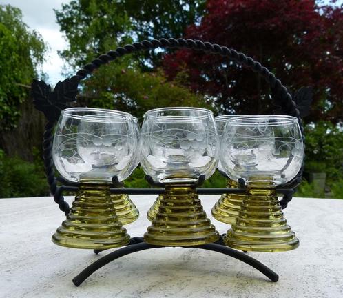 6 Roemers Likeur Glaasjes op Groen voetje in Metalen Rek, Antiek en Kunst, Curiosa en Brocante, Ophalen of Verzenden