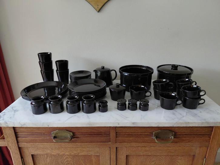 Arabia kilta zwart servies verzameling 68 delig, Antiek en Kunst, Antiek | Servies los, Ophalen