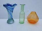 Lot van 3 vaasjes - oranje, annaglas en blauw, Antiek en Kunst, Ophalen of Verzenden