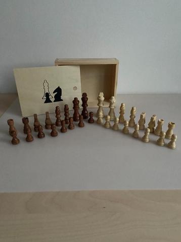 Schaakstukken in doos hout beschikbaar voor biedingen