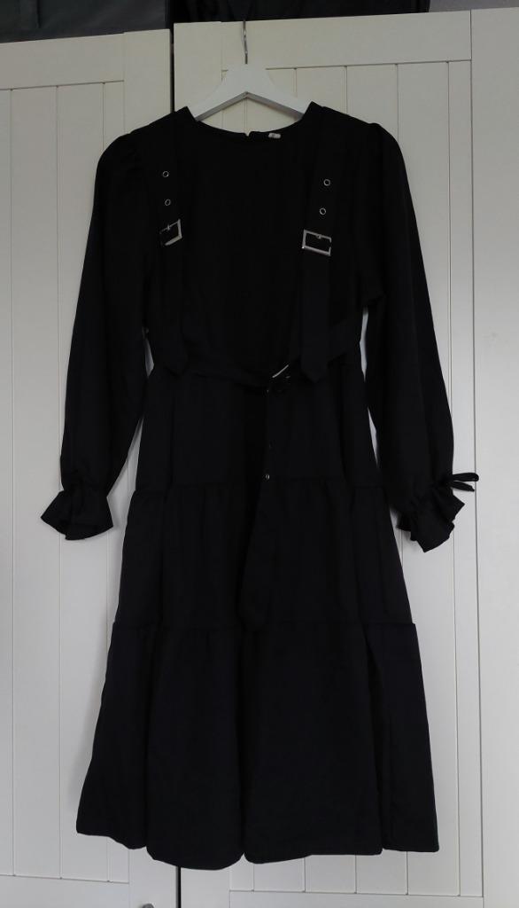 Zwarte maxi jurk met riem, Kleding | Dames, Jurken, Nieuw, Maat 38/40 (M), Zwart, Onder de knie, Verzenden