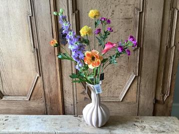 Nieuw organische vaas met boeket kunstbloemen beschikbaar voor biedingen