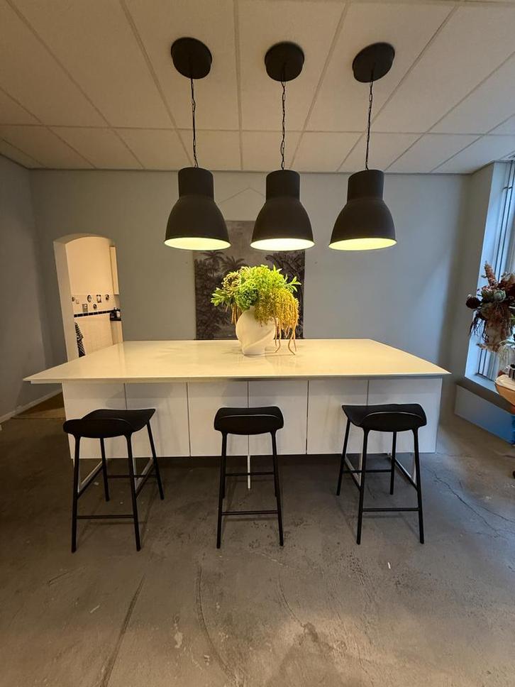 Wit Keukeneiland/Bar - Licht Blad, Stalen Onderstel, Antiek en Kunst, Antiek | Meubels | Tafels, Ophalen
