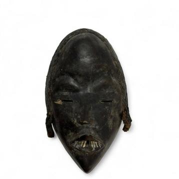 Een houten Afrikaans masker beschikbaar voor biedingen