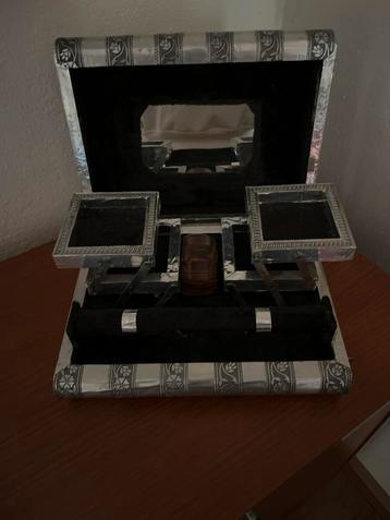 Zilverkleurige sieradendoos beschikbaar voor biedingen