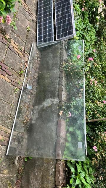 Glazen deur beschikbaar voor biedingen