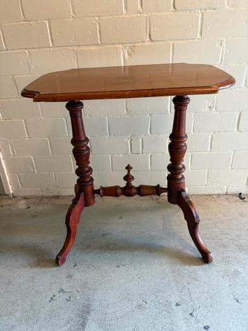 Antieke tafel, koffie tafel. beschikbaar voor biedingen