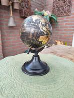 Wereldbol zwart/goud op metalen houder 23 cm hoog, Huis en Inrichting, Woonaccessoires | Wereldbollen, Ophalen of Verzenden, Nieuw