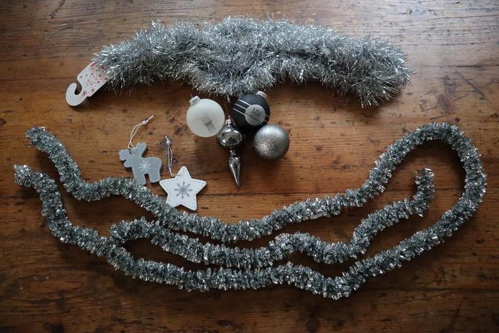 Kerst decoratie ballen zilver grijs zwart millennium 2000, Diversen, Kerst, Zo goed als nieuw, Ophalen of Verzenden